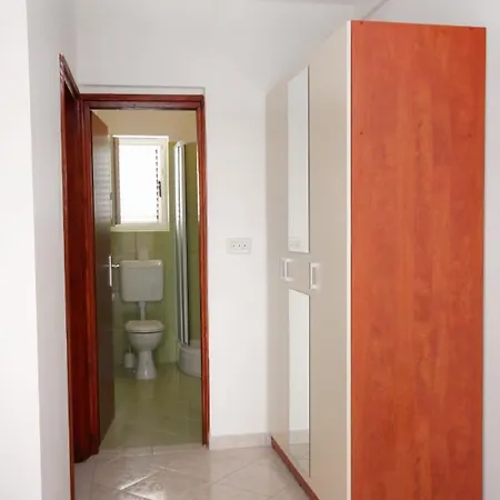 Apartamento With Parking Space - 5089 Murter